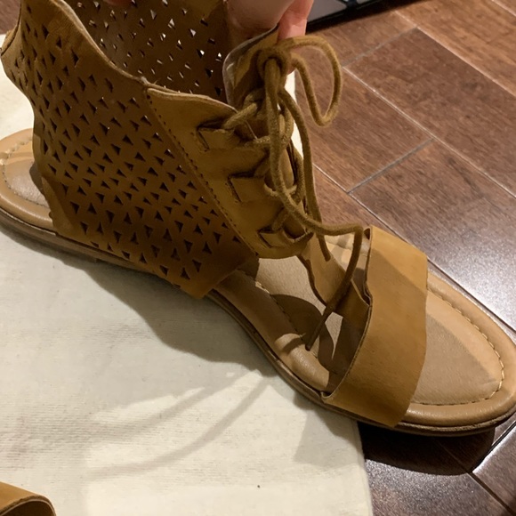 Tan Lucky Brand Sandals - Picture 6 of 7